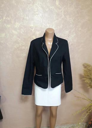 Пиджак черный женский классика, стильный, с белым кантом.