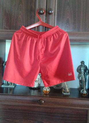 Брендовые красные шорты в спортивном стиле diadora