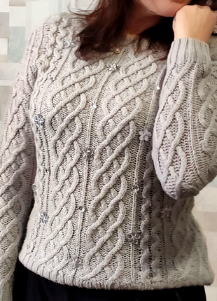 Стильный серый свитер джемпер с косами и камнями от f&f