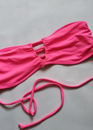 Ярко-розовый купальник с завязками на спине