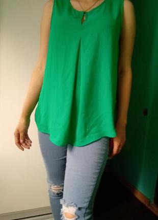 Ярко-зеленая блуза без рукавов