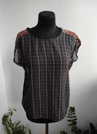 Интересная блузка футболка с гипюровой спинкой от zara