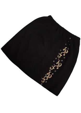 Черная трикотажная мини юбка с декором и заклепками, талия на ...