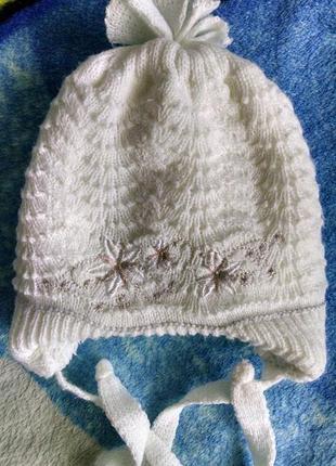 Белая шапка на махре для девочки от рождения и до 6-8 месяцев.