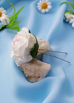 Свадебная шпилька для волос с белой розой в прическу невесте