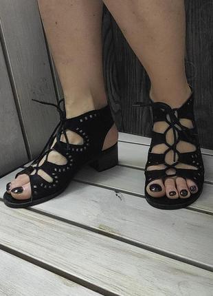 Сандалии. женские летние туфли на среднем каблуке с вырезами с...
