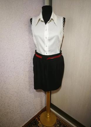 Юбка черная с ассиметричным поясом и блуза без рукавов