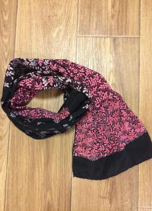 Стильный шелковый шарф с цветочным принтом