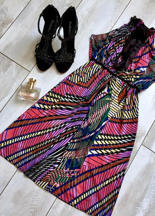 Красочное разноцветное платье