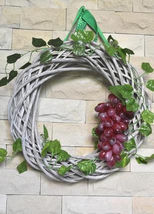 Декоративный венок с гроздью винограда