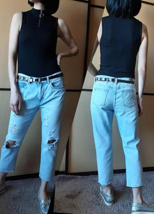 Укороченные джинсы-бойфренды от  denim co  с рваностями
