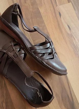 Кожаные закрытые босоножки clarks