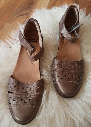 Кожаные закрытые босоножки clarks