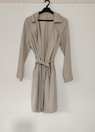 Бежевий плащик stradivarius