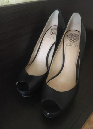 Черные кожаные босоножки на каблуке ( размер 40) vince camuto