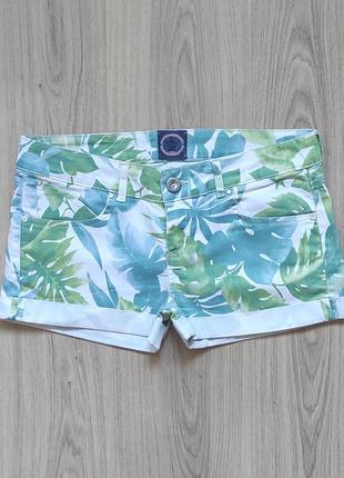 Летние шорты с тропическим принтом