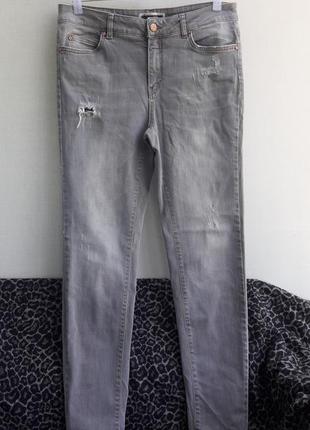 Стрейчевые джинсы скинни с потертостями
