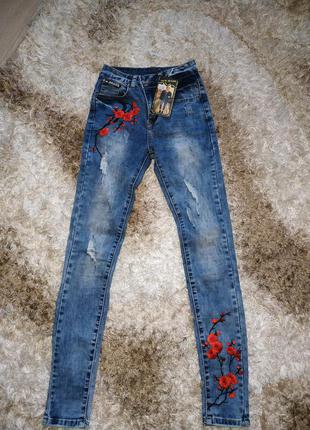 Модные джинсы с цветами размер 25