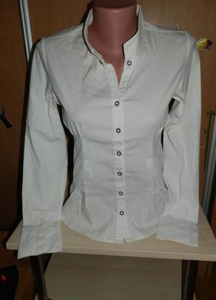 Блузка белая с длинным рукавом и черными пуговками