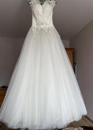 Весільна сукня з вишивкою ручної роботи