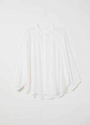 Блуза белая свободного кроя из жатой ткани с коротким воротник...