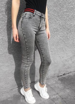 Крутые серые джинсы
