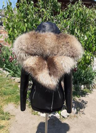 Куртка с большим капюшоном из натуральной кожи и мехом финског...