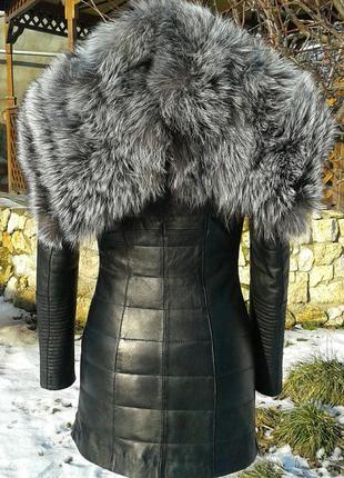 Шикарная куртка из натуральной кожи и натуральным мехом черноб...