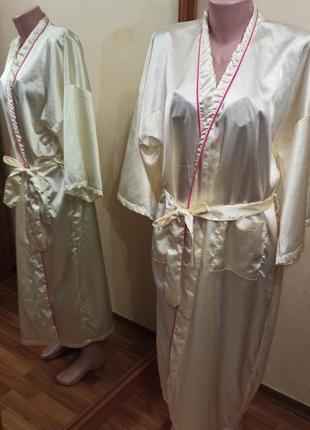 Атласный длинный халат кимоно молочного цвета с принтом веточк...