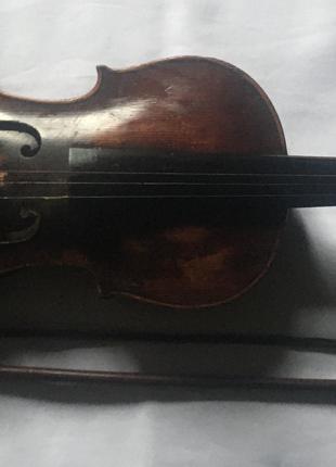 Антиквариат. Старая скрипка  в стиле барокко, вместе со смычком.