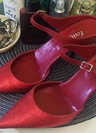 Потрясающие туфли красного цвета