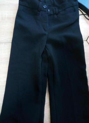 Чёрные школьные брюки на девочку 7-8 лет.