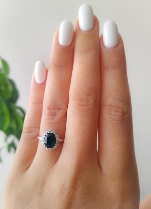 Белое кольцо с зеленым изумрудным камнем 17й размер