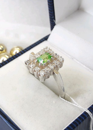 Серебряное классическое кольцо с зеленым камнем