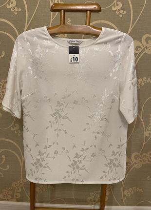 Очень красивая и стильная брендовая блузка белого цвета в цветах.