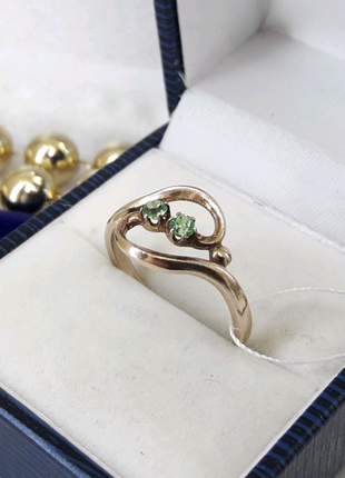 Серебряное кольцо с зеленым камнем в позолоте