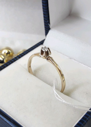 Классическое серебряное кольцо с одним камнем в позолоте