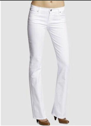 Белые джинсы, легкий клёш