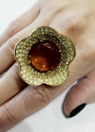 Кольцо женское большое массивное из золотистого металла в камнях