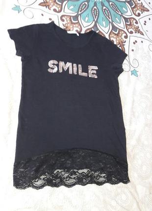 Чорна футболка з написом "smile" паєтками, знизу мереживо.