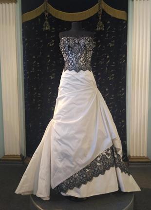 Свадебное платье с черным кружевом