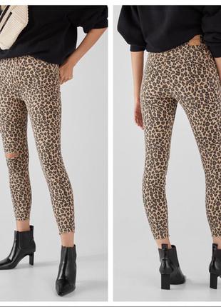 Зауженные джинсы с леопардовым принтом bershka
