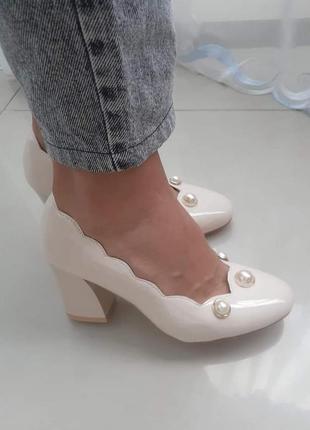 Туфли женские бежевые лаковые на каблуке с жемчугом