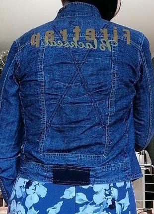 Короткая синяя джинсовая куртка джинсовка на пуговицах firetra...