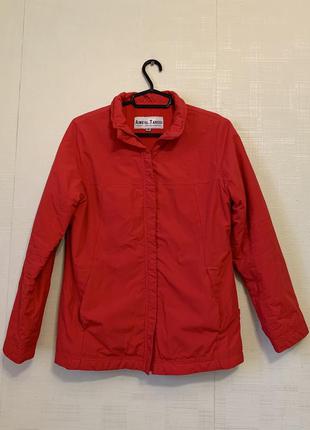 Красная куртка парка на флисе