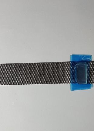 Металлический ремешок для Apple Watch серебряного цвета.
