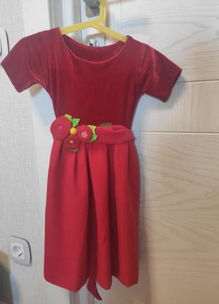 Нарядное платье красное 5-6 лет