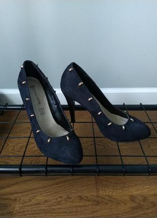 Туфли женские чорный замш с металическим декором 38