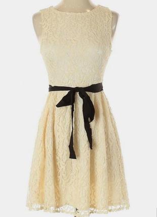 Кружевное платье бежево кремового цвета с контрастным пояском