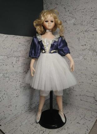 Фарфоровая кукла на подставке
